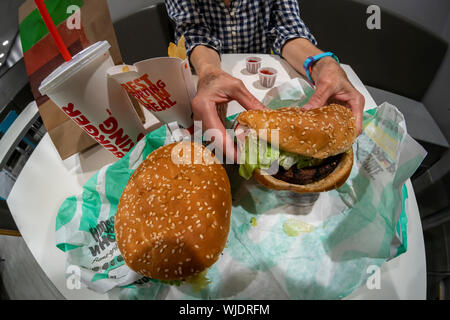 Une salle à manger bénéficie d''un Burger King Whopper impossible, un sandwich sans viande de boeuf au sol, dans un restaurant Burger King à New York le Mardi, Août 27, 2019. Le nouvel élément de menu utilise 1/4 livre de cuisine à base de plantes par Impossible les aliments. (© Richard B. Levine) Banque D'Images