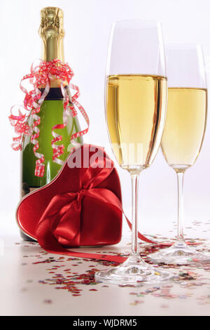 Verres de champagne pour la Saint-Valentin avec coeur et rubans Banque D'Images