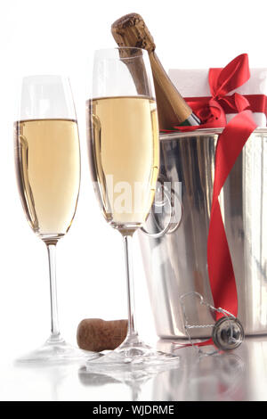 Verres de champagne pour la Saint-Valentin avec ruban et cadeaux Banque D'Images