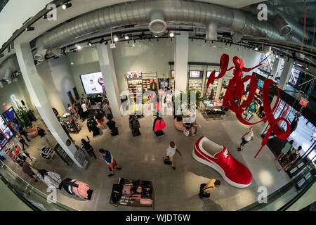 Les internautes et les visiteurs affluent de l'ouverture récente du magasin phare de Puma sur la Cinquième Avenue à New York le jeudi 29 août, 2019. Les 18 000 pieds carrés, deux magasin Puma est de niveau premier emplacement à New York. Puma est évalué au onzième rang des chaussures de sport Company des États-Unis, qui tentent de prendre des parts de marché à partir de la numéro un, Nike. (© Richard B. Levine) Banque D'Images