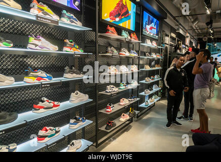 Puma Flagship sur la Cinquieme Avenue New York City USA Photo Stock Alamy