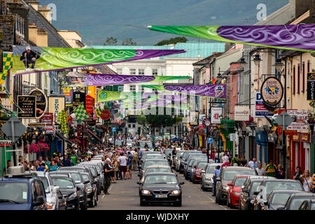 Killarney High Street regorge de voitures et de personnes lors d'une rencontre à Killarney, comté de Kerry, Irlande Banque D'Images