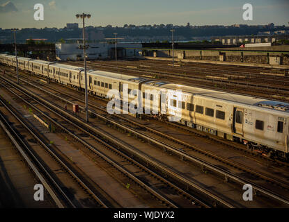 Trains sur lay-up et pistes vides dans l'Hudson Yards menant à Penn Station le Samedi, 30 août, 2019. (© Richard B. Levine) Banque D'Images