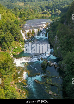 Vue aérienne de Strbacki Buk Waterfall sur la rivière una En Bosnie Banque D'Images