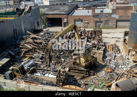 La ferraille et autres débris de transformation dans une usine de recyclage dans le quartier de Greenpoint Brooklyn à New York, le vendredi 30 août, 2019. (© Richard B. Levine) Banque D'Images