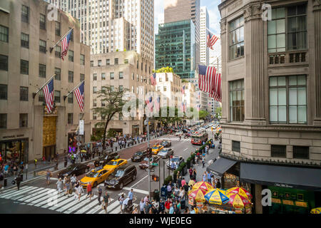 La Cinquième Avenue à New York, avec le Centre Rockefeller, gauche et Saks Fifth Avenue, à droite, le samedi, 31 août, 2019. (© Richard B. Levine) Banque D'Images