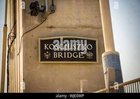 Récemment ouvert, le deuxième travée du pont de Kosciuszko, y compris une bicyclette et passerelle piétonne, est vu la connexion de Queens et de Brooklyn à New York, le vendredi 30 août, 2019. Ouvert en avance la voie cyclable attrayant dumps malheureusement dans un enfer industriel cyclistes sans bandes cyclables plein de gazole crachant des camions. Divers groupes de défense des droits de transport et NYC Contrôleur Scott Stringer demandent l'installation de ces voies, dont le ministère des Transports affirme que commencera la semaine prochaine. (© Richard B. Levine) Banque D'Images