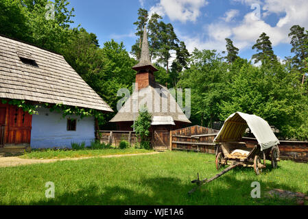 Église en bois datant du xviie siècle et la ferme de Dretea, Cluj comté. Musée ASTRA des civilisations et des traditions populaires, un musée en plein air de Banque D'Images