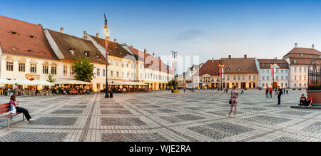 Maisons dans Piata Mare au crépuscule. Sibiu, Transylvanie. Roumanie Banque D'Images