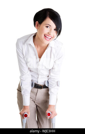 Happy young businesswoman en béquilles, isolé sur blanc. Personne handicapée dans le travail. Banque D'Images