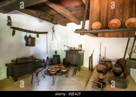 Intérieur d'une ferme traditionnelle. Musée de la Viticulture et l'arboriculture, Comanesti. Le Comté d'Arges, Roumanie Banque D'Images