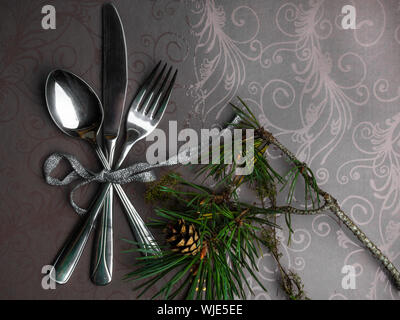 Belle table de fête de Noël, au service de couverts avec cône, direction générale. Fêtes de Noël et du Nouvel An arrière-plan Banque D'Images