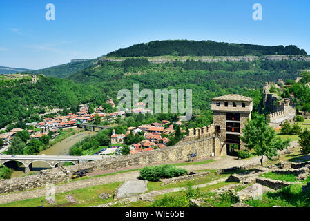 La forteresse de tsarevets et les Quarante Martyrs Église, dans l'ancien quartier Asenova près de la rivière Yantra. Veliko Tarnovo, Bulgarie Banque D'Images