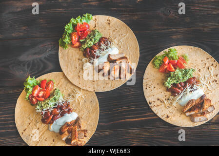 Les tacos avec des remplissages sur la table en bois Banque D'Images