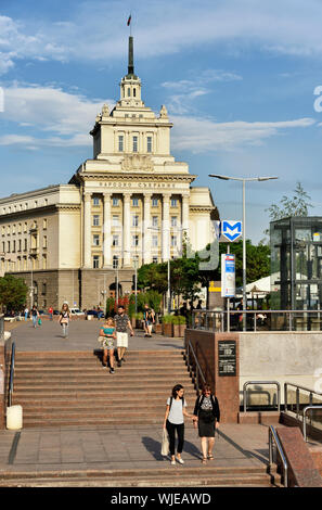 Le bâtiment de l'ancien siège du parti communiste aujourd'hui utilisé par l'Assemblée nationale de Bulgarie, Sofia, Place de l'indépendance. Bulgarie Banque D'Images