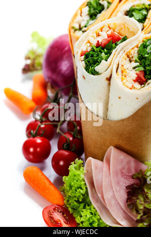 Tortillas au poulet et légumes frais isolated on white Banque D'Images