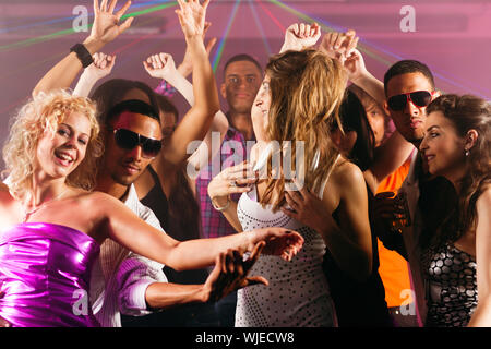 Group of friends in nightclub Banque D'Images