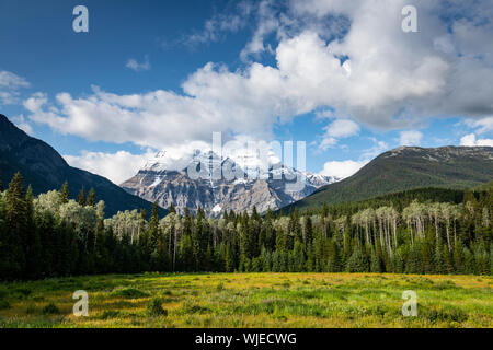 Belle vue panoramique sur le mont Robson sommet en Colombie-Britannique, Canada Banque D'Images