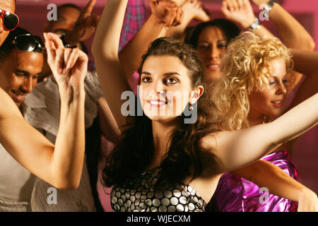 Group of friends in nightclub Banque D'Images