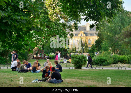 L'amour de la jeunesse bulgare parcs et profiter de la ville jardin. Sofia, Bulgarie Banque D'Images