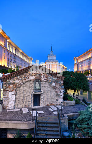 L'église de St Petka des selliers, et sur l'arrière-plan l'édifice de l'ancien siège du Parti communiste. Sofia, Bulgarie Banque D'Images