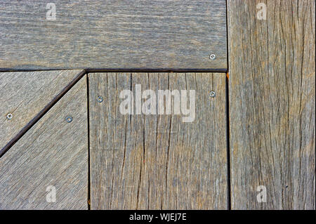 Gros plan d'une petite section d'une terrasse en bois massif. Banque D'Images