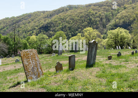 Pierres tombales du cimetière de Harpers Ferry (également connu sous le nom de Cimetière Harper), situé à proximité du haut de la colline surplombant la pittoresque ville historique de Harpers Ferry, West Virginia Banque D'Images