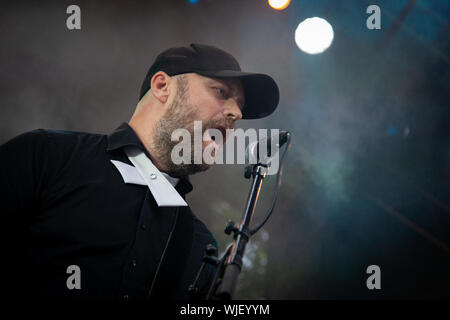 Trondheim, Norvège. Août 17th, 2019. Le groupe punk rock norvégien les chiens effectue un concert live au cours de la Norwegian music festival 2019 Pstereo à Trondheim. Ici Mads guitariste Martinsen est vu sur scène. (Photo crédit : Gonzales Photo - Tor Atle Kleven). Banque D'Images