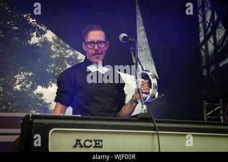 Trondheim, Norvège. Août 17th, 2019. Le groupe punk rock norvégien les chiens effectue un concert live au cours de la Norwegian music festival 2019 Pstereo à Trondheim. Ici musicien Stefan Höglin est vu sur scène. (Photo crédit : Gonzales Photo - Tor Atle Kleven). Banque D'Images