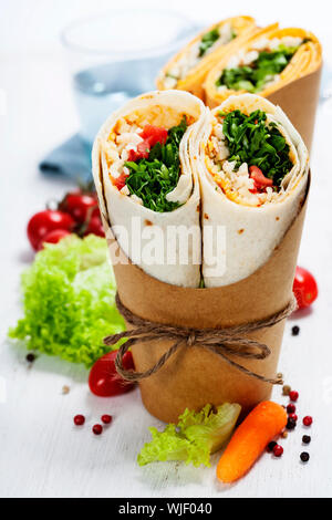 Tortillas au poulet et légumes frais isolated on white Banque D'Images