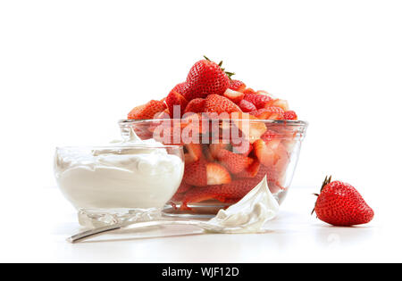 Fraises fraîches avec de la crème fouettée sur fond blanc Banque D'Images