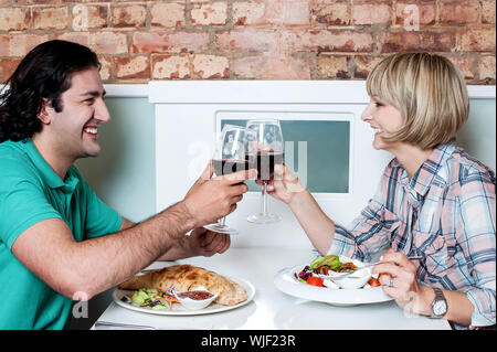 Beau couple toasting with wine in restaurant Banque D'Images