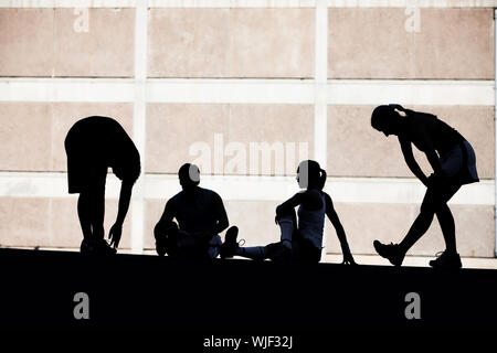 Groupe de coureurs étirements avant la course. Banque D'Images