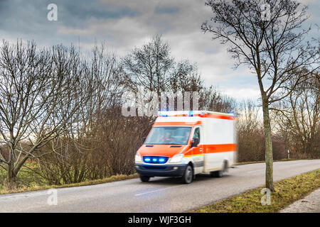 Image de la conduite rapide voiture ambulance Banque D'Images