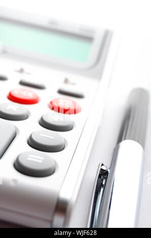 L'ajout des chiffres concept avec calculatrice moderne blanc in office Banque D'Images