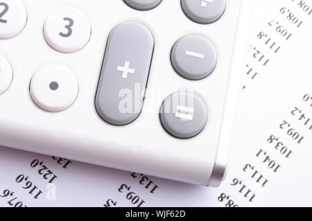 L'ajout des chiffres concept avec calculatrice moderne blanc in office Banque D'Images