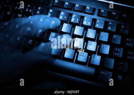 Clavier de l'ordinateur avec les doigts la nuit ghost Banque D'Images
