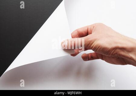 Remettre la main feuille de papier vierge Banque D'Images