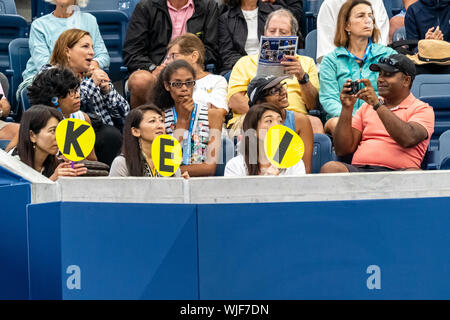 Fans de Kei Nishikori du Japon alors qu'il est en concurrence au second tour de l'US Open de Tennis 2019 Banque D'Images