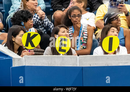 Fans de Kei Nishikori du Japon alors qu'il est en concurrence au second tour de l'US Open de Tennis 2019 Banque D'Images