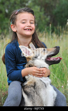 Petite Fille Et Son Bebe Chien Loup De Race Photo Stock Alamy