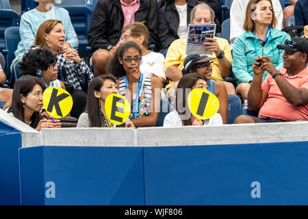 Fans de Kei Nishikori du Japon alors qu'il est en concurrence au second tour de l'US Open de Tennis 2019 Banque D'Images