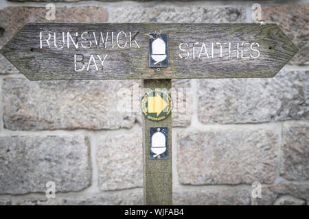 Runswick Bay et Staithes Staithes, direction signpost, North Yorkshire, England, UK Banque D'Images