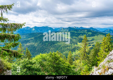 Sur les montagnes dans la distance de la montagne de St Gilgen Zwolferhorn dans dans la région du Salzkammergut, Autriche Banque D'Images