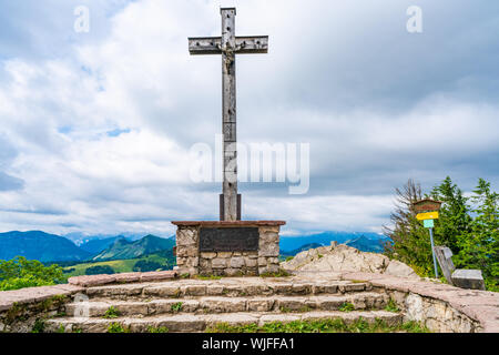 Sommet cross sur Zwoelferhorn Mountain, Sankt Gilgen dans région du Salzkammergut, Autriche Banque D'Images