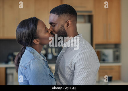 Loving young African American couple at home Banque D'Images