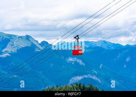 Avis de téléphérique Seilbahn rouge contre gondole dans les montagnes de la région du Salzkammergut Zwolferhorn mountain à St.Gilgen, Autriche Banque D'Images