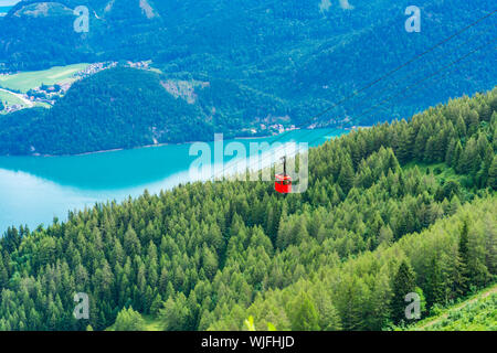 Vue de la télécabine téléphérique Seilbahn contre lac Wolfgangsee et les montagnes dans la région de Salzkammergut Zwolferhorn mountain à St.Gilgen, Autriche Banque D'Images