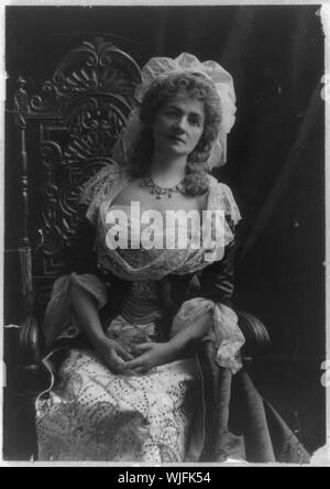 Helena Modjeska, 1840-1909, trois-quarts portrait en pied, assis, en face légèrement à droite Banque D'Images