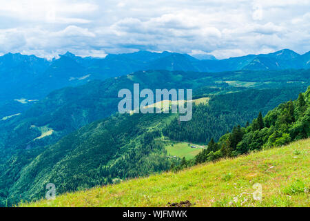 Sur les montagnes dans la distance de la montagne de St Gilgen Zwolferhorn dans dans la région du Salzkammergut, Autriche Banque D'Images